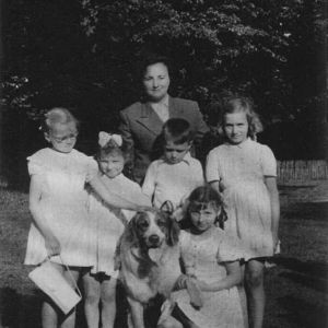 Pani Ilnicka i dzieci. Szkoła w Mysłakowicach 1960 rok.