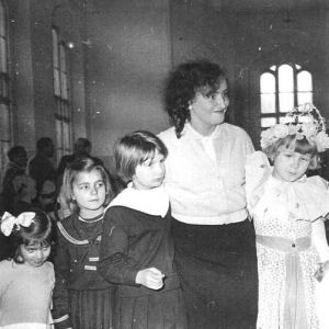 Pani Ilnicka i dzieci. Szkoła w Mysłakowicach 1960 rok.