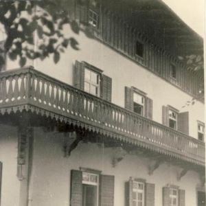 Mysłakowice 1960 rok. Willa Liegnitz (mała szkoła) tuż przed remontem/dostosowaniem do szkoły. Własność PGR.