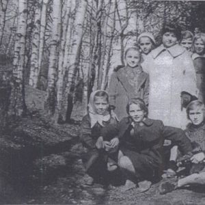 Nauczycielka i uczniowie szkoły podstawowej w Mysłakowicach. 1960 rok.