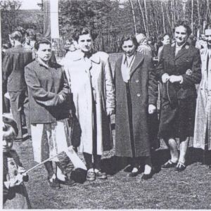 Mysłakowice 1956 rok. Uroczystości przed szkolą. 