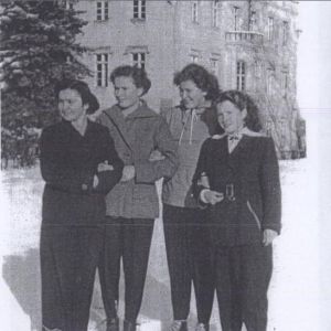 1956 rok. Nauczyciele Szkoły Podstawowej w Mysłakowicach. 