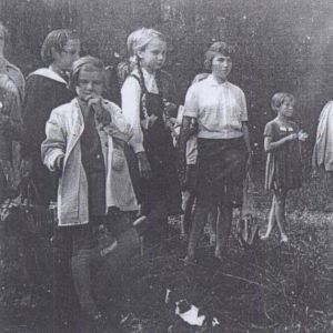 Pracy porządkowe przed szkołą w Mysłakowicach. 1961 rok 