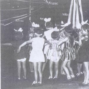 Mysłakowice 1966 rok. Występ przedszkolak&oacute;w.