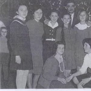 Kierownik szkoły w Mysłakowicach Pan Jaszkiewicz i uczennicy klasy VII 1961 rok. 