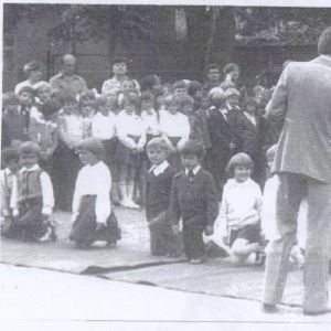Szkoła w Mysłakowicach. 1986 rok. Pasowanie na uczni&oacute;w.