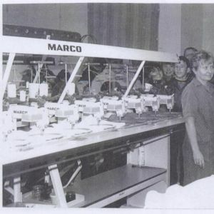 1995 rok. Klasa VII szkoły w Mysłakowicach na wycieczce w DZPLn "Orzeł".