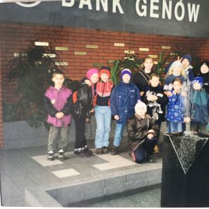 2002 rok wycieczka młodzieży do Banku Gen&oacute;w. Organizator GOK Mysłakowice.