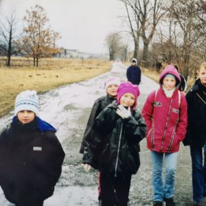 2002 rok wycieczka młodzieży do Banku Gen&oacute;w. Organizator GOK Mysłakowice.