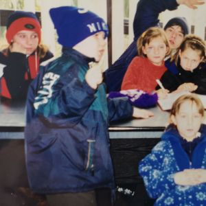 2002 rok wycieczka młodzieży do Banku Gen&oacute;w. Organizator GOK Mysłakowice.