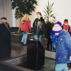 2002 rok wycieczka młodzieży do Banku Gen&oacute;w. Organizator GOK Mysłakowice.