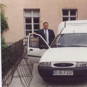 Dyrektor Szkoły w Mysłakowicach, Pan Sylwester Urbański, odbiera samoch&oacute;d ufundowany przez partnerska Gminne Leopoldsche.