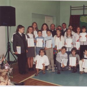 Szkoła podstawowa w Mysłakowicach. Wyr&oacute;żnienie uczni&oacute;w. Zakończenie roku szkolnego. 2003 rok