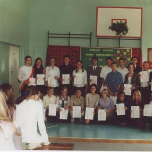 Szkoła podstawowa w Mysłakowicach. Wyr&oacute;żnienie uczni&oacute;w. Zakończenie roku szkolnego. 2005 rok
