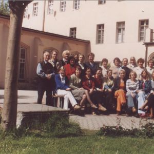 Zesp&oacute;l nauczycielski Szkoły w Mysłakowicach. Rok szkolny 2003/2004. 