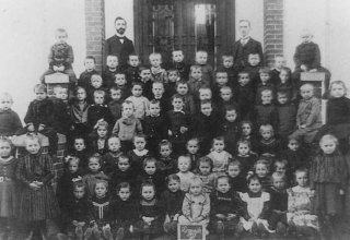 Dzieci i nauczyciele Szkoła Powszechna, Łomnica 1912 r.
