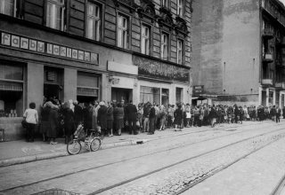 Wrocław kolejka do sklepu z farbami przy ulicy Kilińskiego 1981 r.