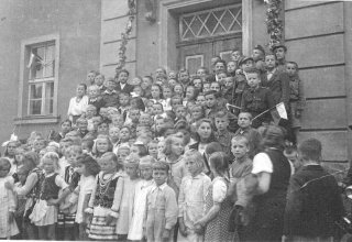 Pamiątkowe zdjęcie z zakończenia roku szkolnego. 1946 r.  Mysłakowice. Foto ze zbior&oacute;w Emila Pyzika