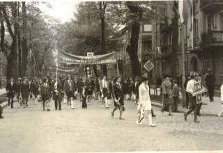 Pracownicy  Z.M.S DZPLn. Orzeł Mysłakowice na święcie pracy w Jelenie G&oacute;rze. ok 1970 rok.