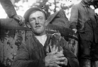 Mysłakowice ok 1930 r. Staw koło Pałacu Kr&oacute;lewskiego. Robotnicy łowią ryby.