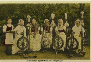 Stara poczt&oacute;wka 1910 r. K&oacute;łko tkackie w G&oacute;rach Izerskich. p.s Ciekawostka : to czarno/białe foto ale ręczni