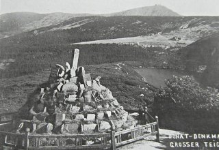 Nieistniejący pomnik, Donat Denkmal, obok Wielkiego Stawu,ku czci Theodora Donata. z tyrolskiej kolonii w Mysłakowicach