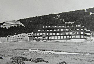 Przełęcz Karkonoska, schronisko "Odrodzenie" i "Spindlerova bouda", 1934 r.