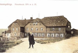 Stara poczt&oacute;wka. 1920 r. Schronisko "Obri Bouda" z 1847 roki (1394 n.p.m) - po czeskie stronie. Rozebrane w 197