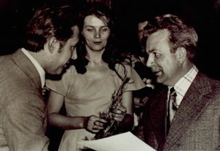 Uroczystości z okazji 25-lecia Polamu. Nagrody dla pracownik&oacute;w wręcza dyrektor Stachowiak. 1975 r. Mysłakowice