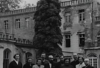 Szkoła podstawowa w Mysłakowicach. Koniec roku szkolnego 1957/1958 r. Grono pedagogiczne.