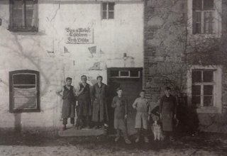 Bukowiec (niem. Buchwald, czes. Bukovn&iacute;k). Pracownicy stolarni ok. 1930 r.