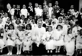 Mysłakowice 1949 r. Dzieci po I Komunii św.  z ks. Kotulakiem