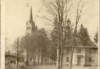 Mysłakowice 1950 r. Kości&oacute;ł i dawna niemiecka szkoła. Fotografia.