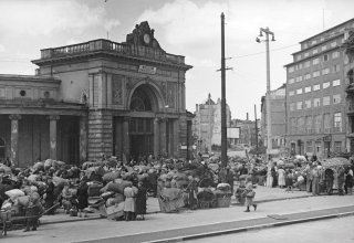 Breslau (Wrocław). Ludność niemiecka opuszcza miasto. 1946 r.