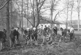 Mysłakowice. Uczniowie szkoły sprzątają park. ok 1960 r. 