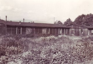 Baraki obozowe jeńc&oacute;w II wojny światowej na terenie zakładu DZPL "Orzeł" 