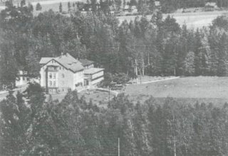 1932 r. Karpacz (do 1945 r. niem. Krummh&uuml;bel). Miejski basen. Wyżej nieistniejący już dom dziecka.