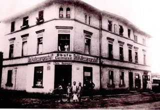 1935 r. Mysłakowice (niem. Zillerthal-Erdmannsdorf, Erdmannsdorf). Sklep spożywczy obok "porcelany". 