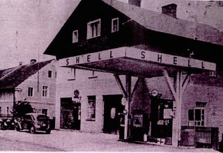 1935 r. Mysłakowice (niem. Zillerthal-Erdmannsdorf, Erdmannsdorf). Stacja paliw Shell obok "porcelany"