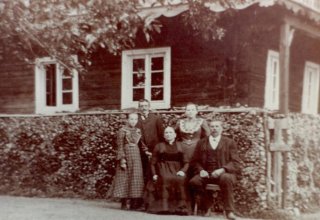 Mieszkańcy domu tyrolskiego w Erdmannsdorf (Mysłakowice). Obecnie ul. Śląska. Lata 30-te