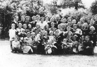 Zakończenie roku szkolnego. 1960 rok. Szkoła Mysłakowice