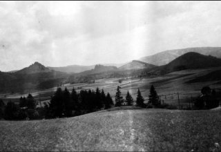 Na lewo Sokolik i Krzyżna G&oacute;ra od prawej g&oacute;ra Bucznik i na p&oacute;ł łysa g&oacute;ra Rudzik. 1937 rok.
