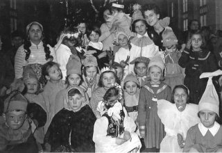 Szkoła Podstawowa w Mysłakowicach. 1961 rok. Pani Winiarska i dzieci. 