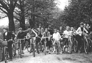 Uczniowie Szkoły Podstawowej w Mysłakowicach na wycieczce rowerowej. 1961 rok.