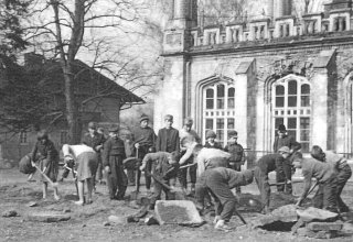 Prace porządkowe przez Pałacem Kr&oacute;lewskim w Mysłakowicach (Szkoła Podstawowa). 1961 rok.