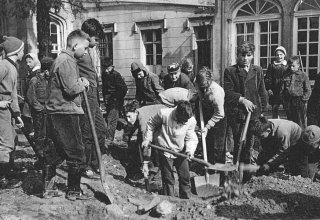 1961 rok. Uczniowie Szkoły Podstawowej w Mysłakowicach odkopują zasypaną fontannę przez Pałacem.