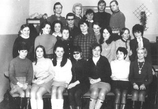 Koniec lat 60-tych. Nauczyciele Szkoły Podstawowej w Mysłakowicach.