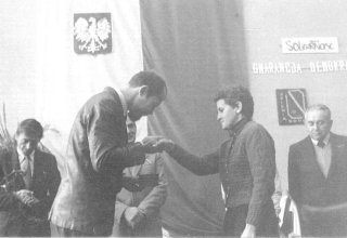 Pani Jadwiga Tomaszewska otrzymuje dyplom. Szkoła w Mysłakowicach lata 80-te. 