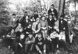 Szkoła w Mysłakowicach. Lata ok 1970. Pani Jadwiga Tomaszewska i uczniowie.