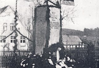 Kostrzyca (niem. Quirl), Pomnik poległych w I wojnie światowej 1930 rok. Zburzony po 1945 roku. 